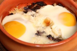 Ouă cu ciuperci, kaizer şi brânză la cuptor