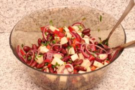 Salată de fasole boabe cu ridiche neagră